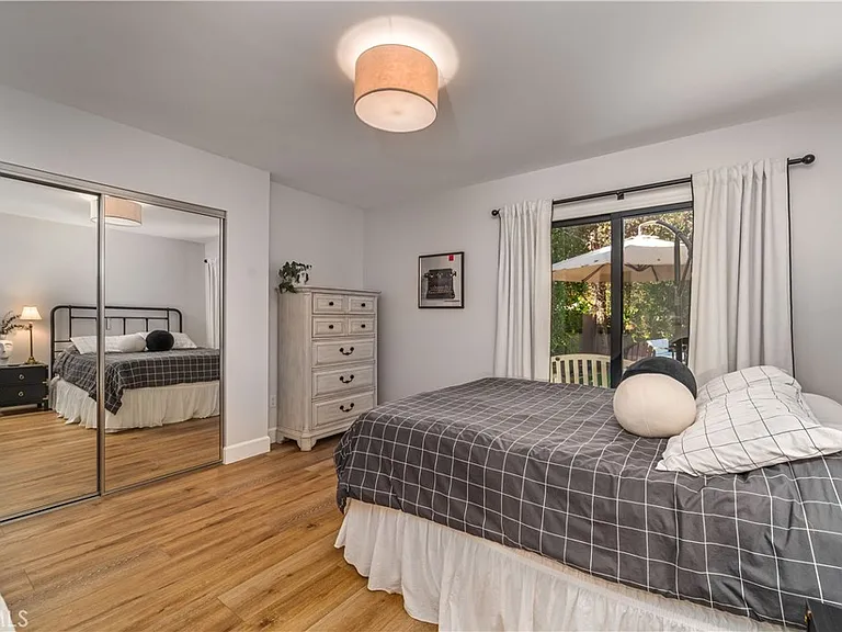 21327 Providencia St — Photo 47