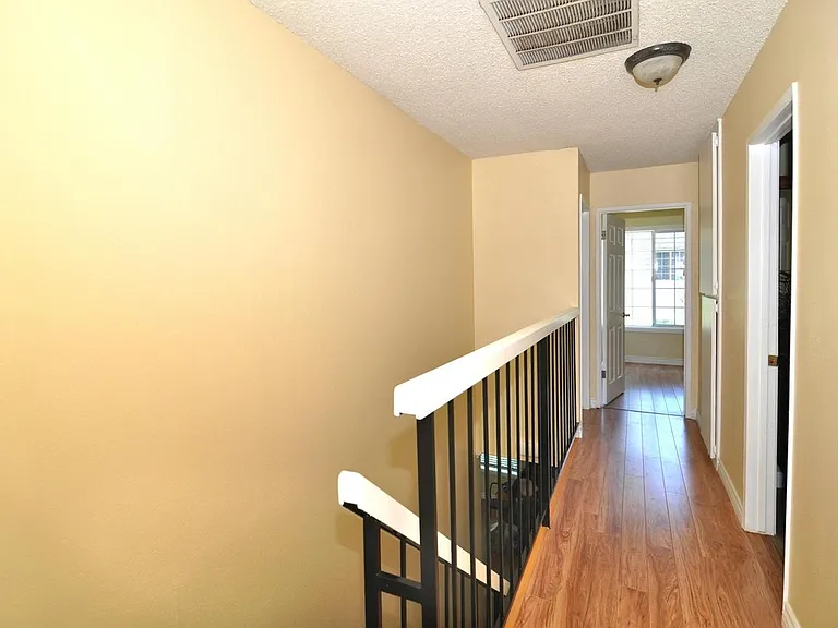 19200 Hamlin St #4 — Photo 12
