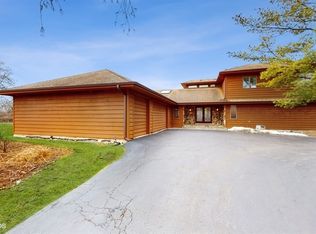 18 Old Barn Rd, Hawthorn Woods, IL 60047