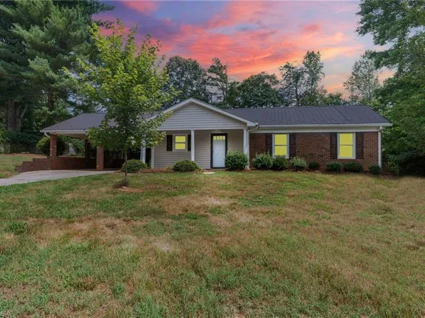 1309 E Rollingwood Cir, Winston Salem, NC 27105