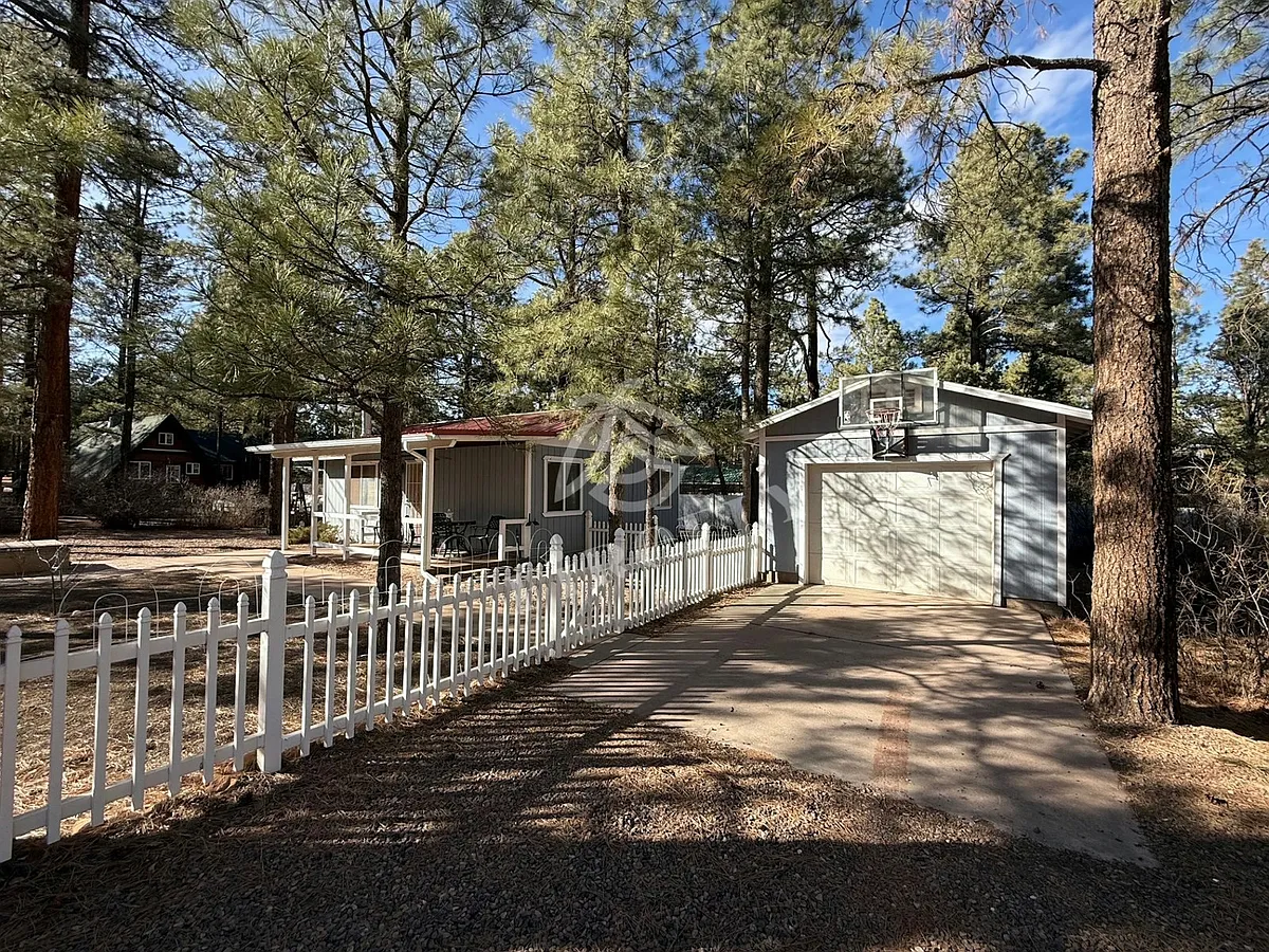 Building Photo - 2162 Northwoods Dr