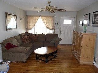 Bright and cheery livingroom