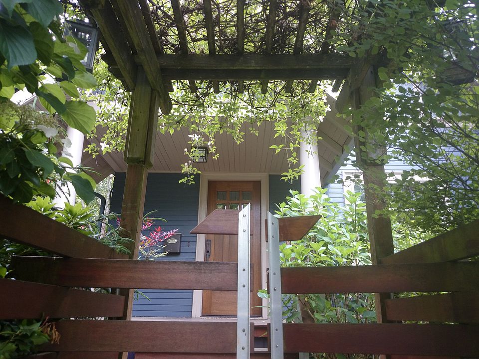 2nd image of 2211 E Olive St