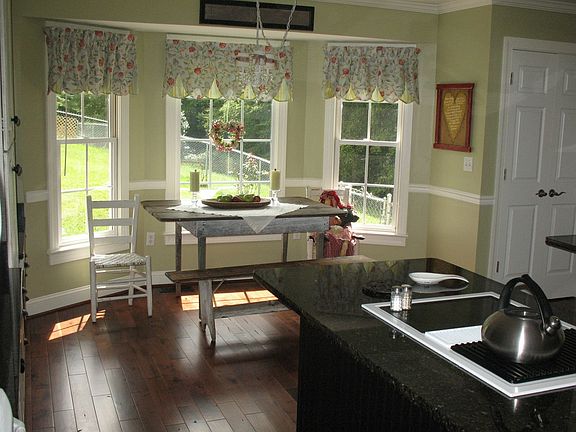 Eat-In Breakfast Area (Morning Sun)