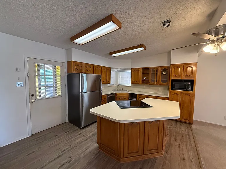 728 Spencer St — Photo 3