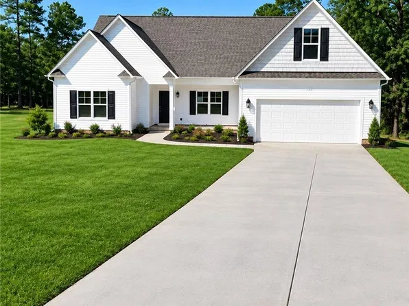 877 Colonial Hills Dr, Spring Lake, NC 28390