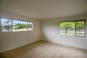 5th image of 609 W Mountain Dr