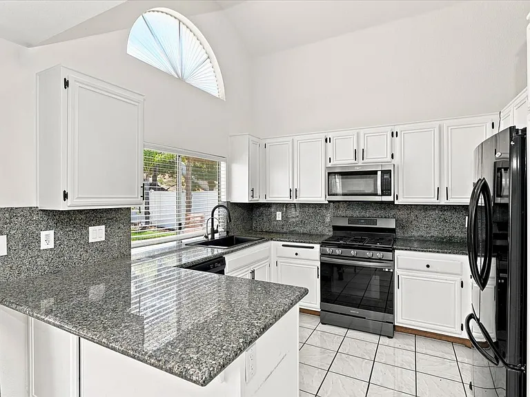 421 Yellowstone Cir — Photo 18