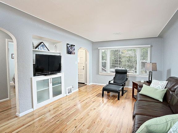4th image of 1239 Harvard Ave