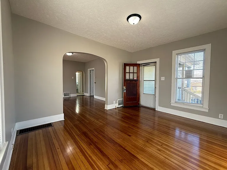 140 Lincoln Ave — Photo 3