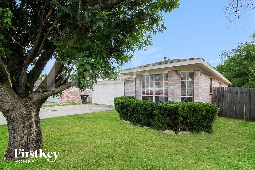 3 bed, 2.0 bath, 1327 sqft, $1,915 — Photo 2