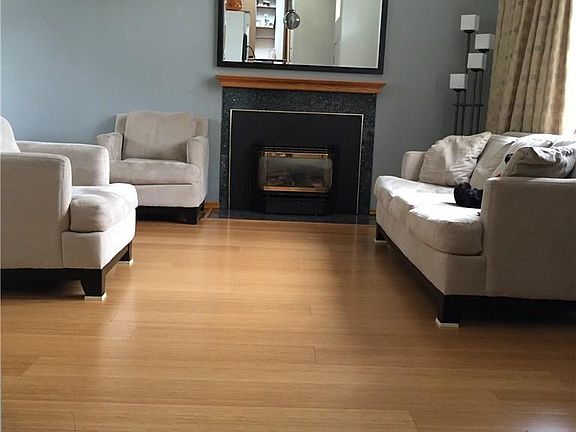 3rd image of 637 Acorn Ct SE