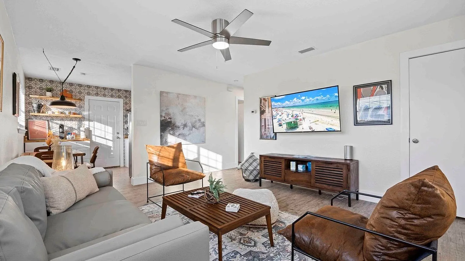 2 bed, 1.0 bath, 16791 sqft, $1,996 — Photo 2
