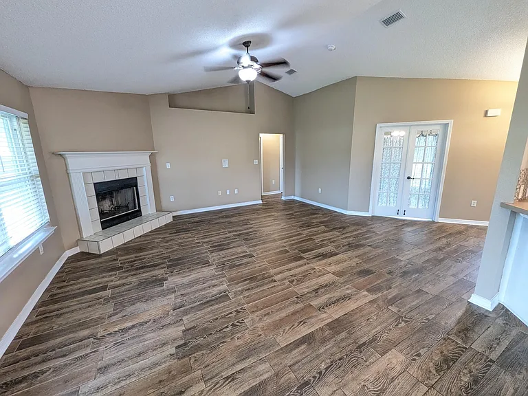 2409 Juneau Ln — Photo 3