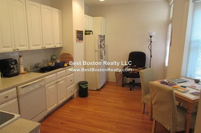 91 Trowbridge St #4 — Photo 3