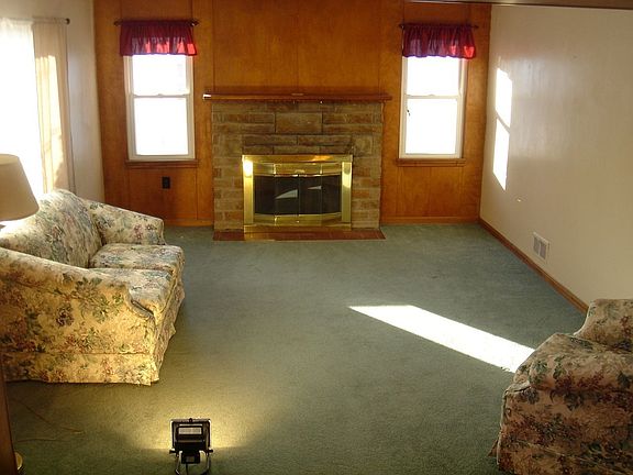 lg livingroom w/ fireplace