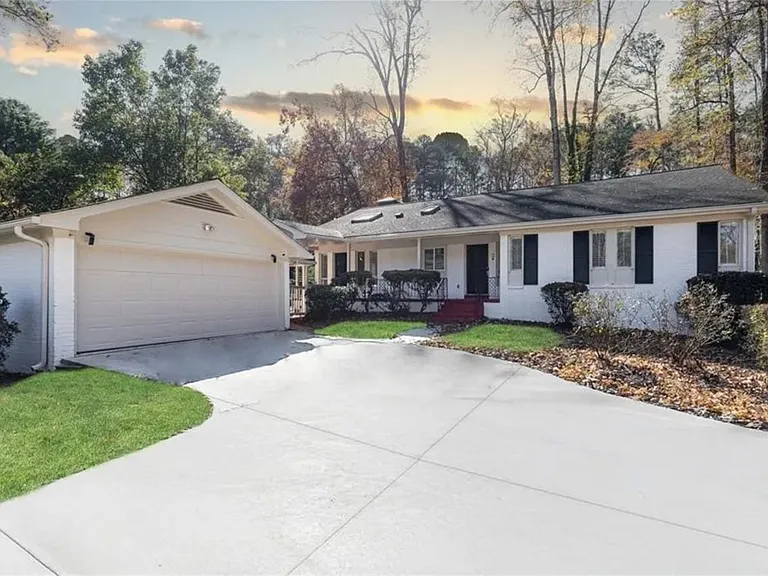 2580 Hawthorne Dr — Photo 1