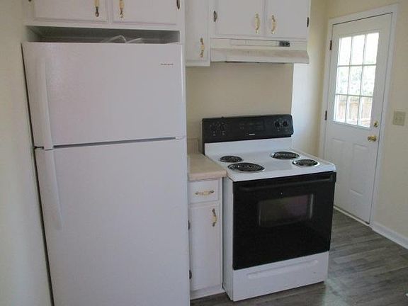 4th image of 221 E Bell St
