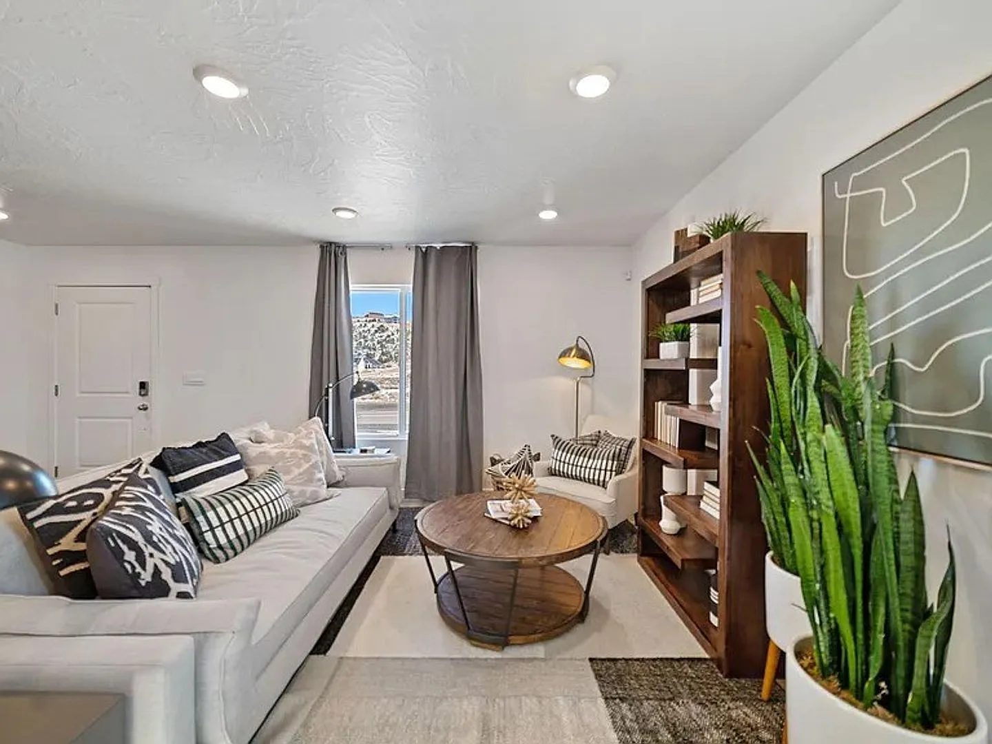 3 Bed Townhome-Pet Friendly! — Photo 3