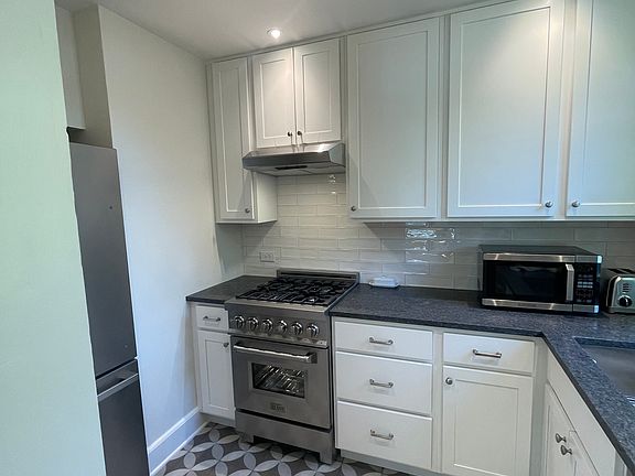 Gas Range, Vented Hood, Leathered granite countertops