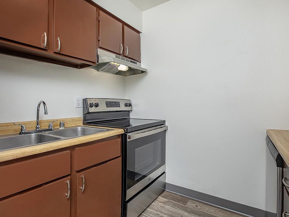 Modern Kitchens at Las Brisas Apartments | Albuquerque, NM