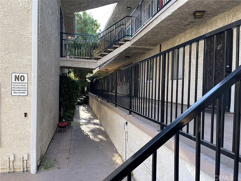 8800 Cedros Ave #111 — Photo 37
