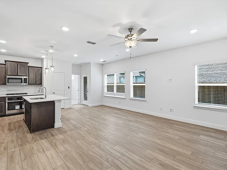 186 Balboa Ln — Photo 10