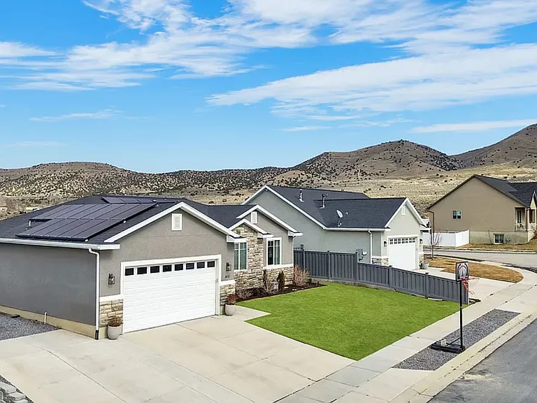 2681 E Clarkstone Dr — Photo 3