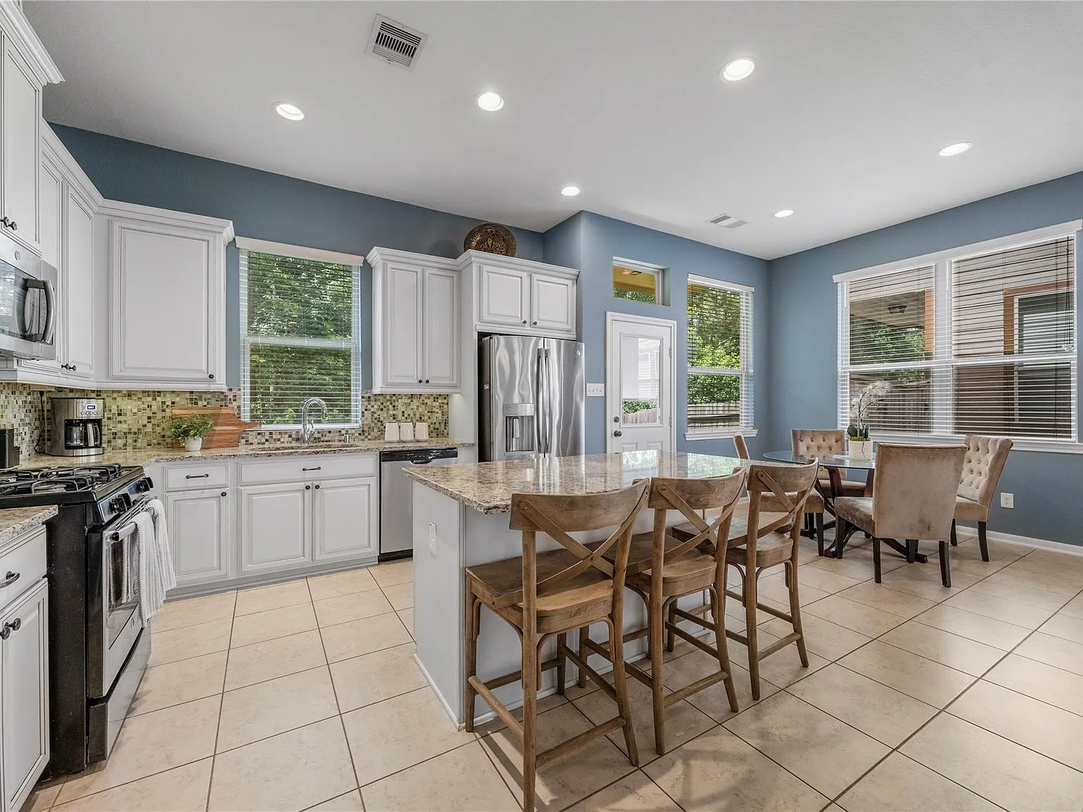 3 bed, 2.5 bath, 1954 sqft, $2,000 — Photo 3