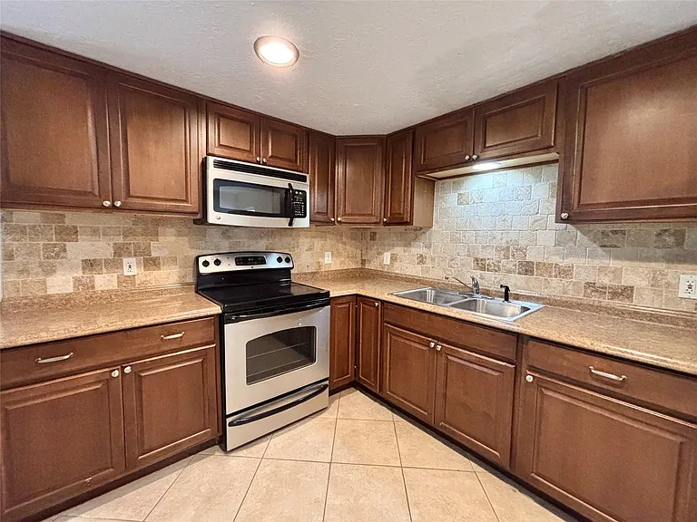 422 W Burleson St — Photo 3
