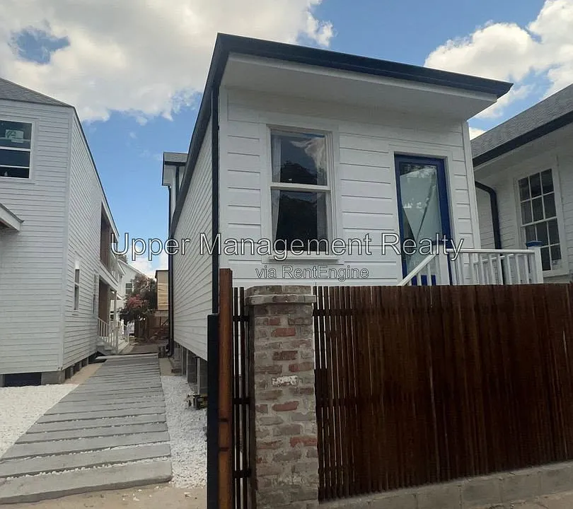 819 Adams St