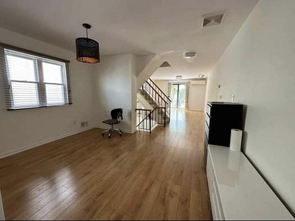 3rd image of 185 Braisted Ave #1