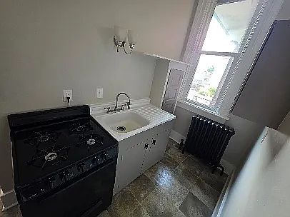 4th image of 2525 Peach St #B