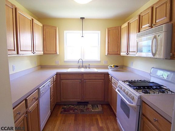 Cheerful kitchen, abundant workspace