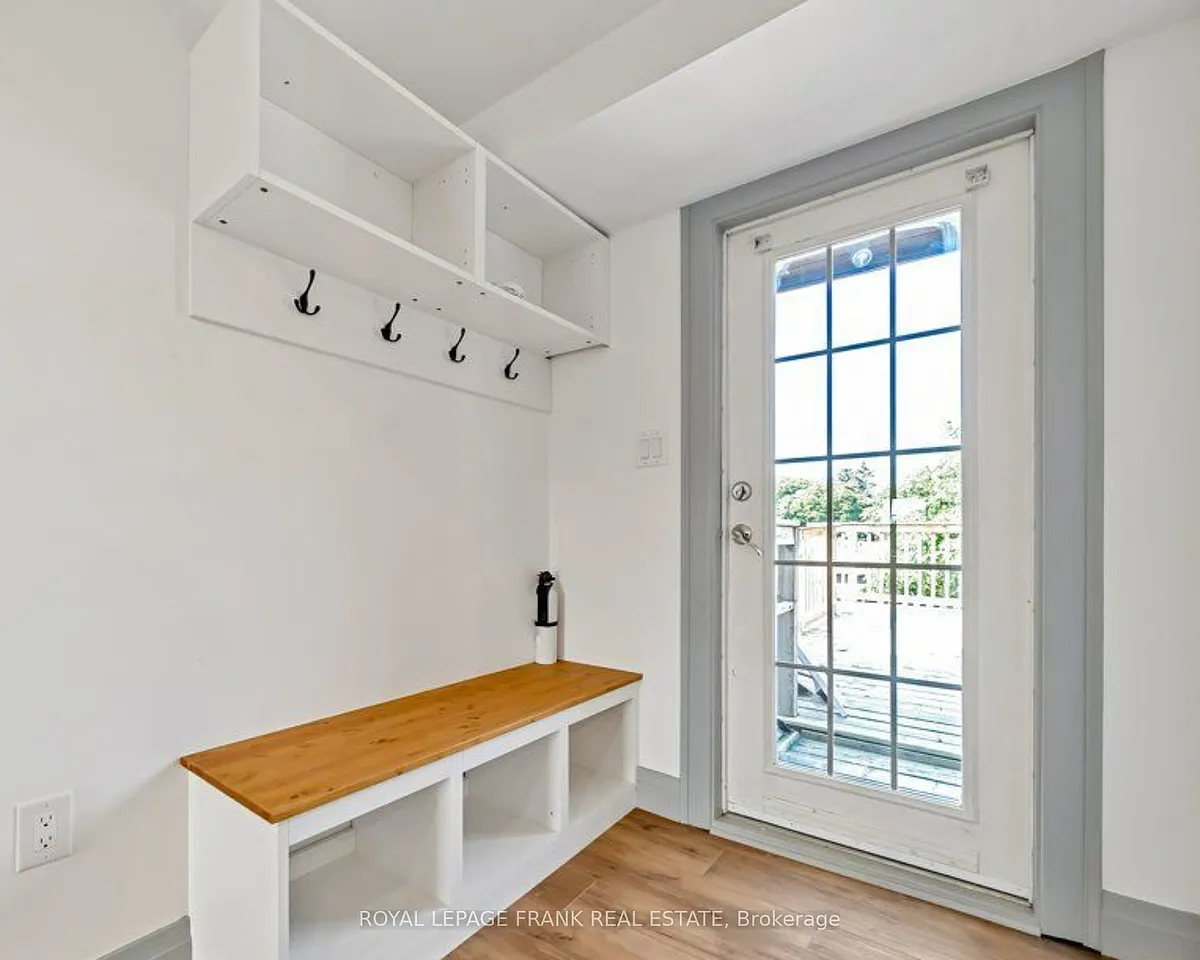Building Photo - 622 Simcoe St N #3