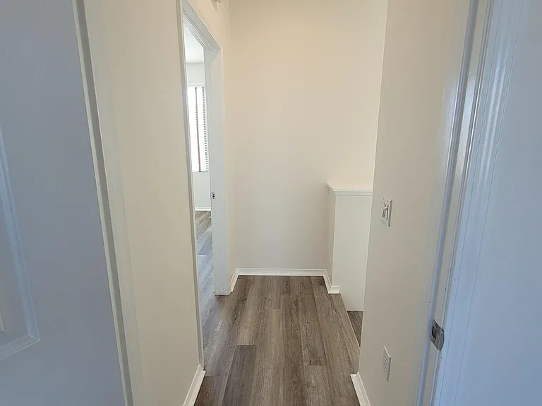 Entry way / landing between bedrooms.