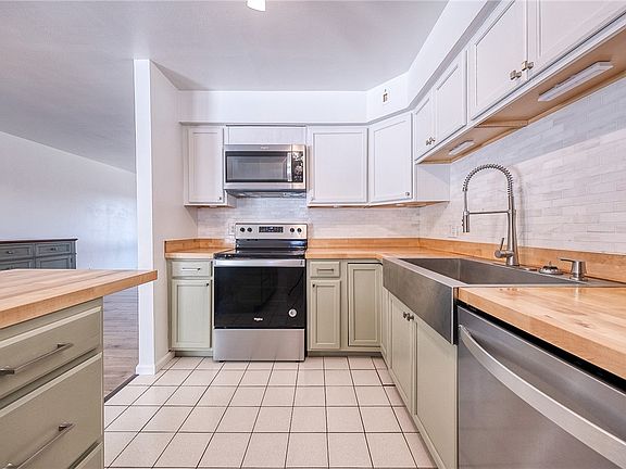 5th image of 9871 Deerfield Dr