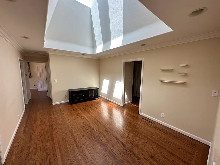 555 Clark Ct — Photo 7