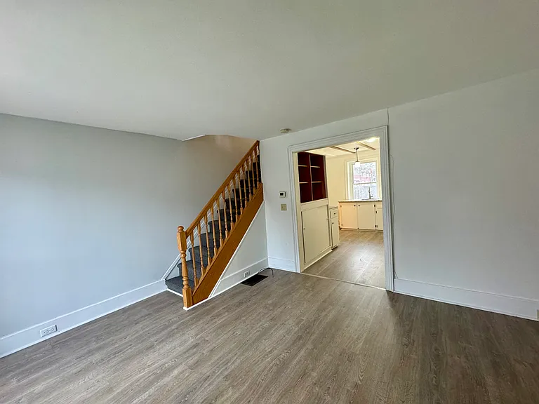 109 Clothier St W — Photo 11
