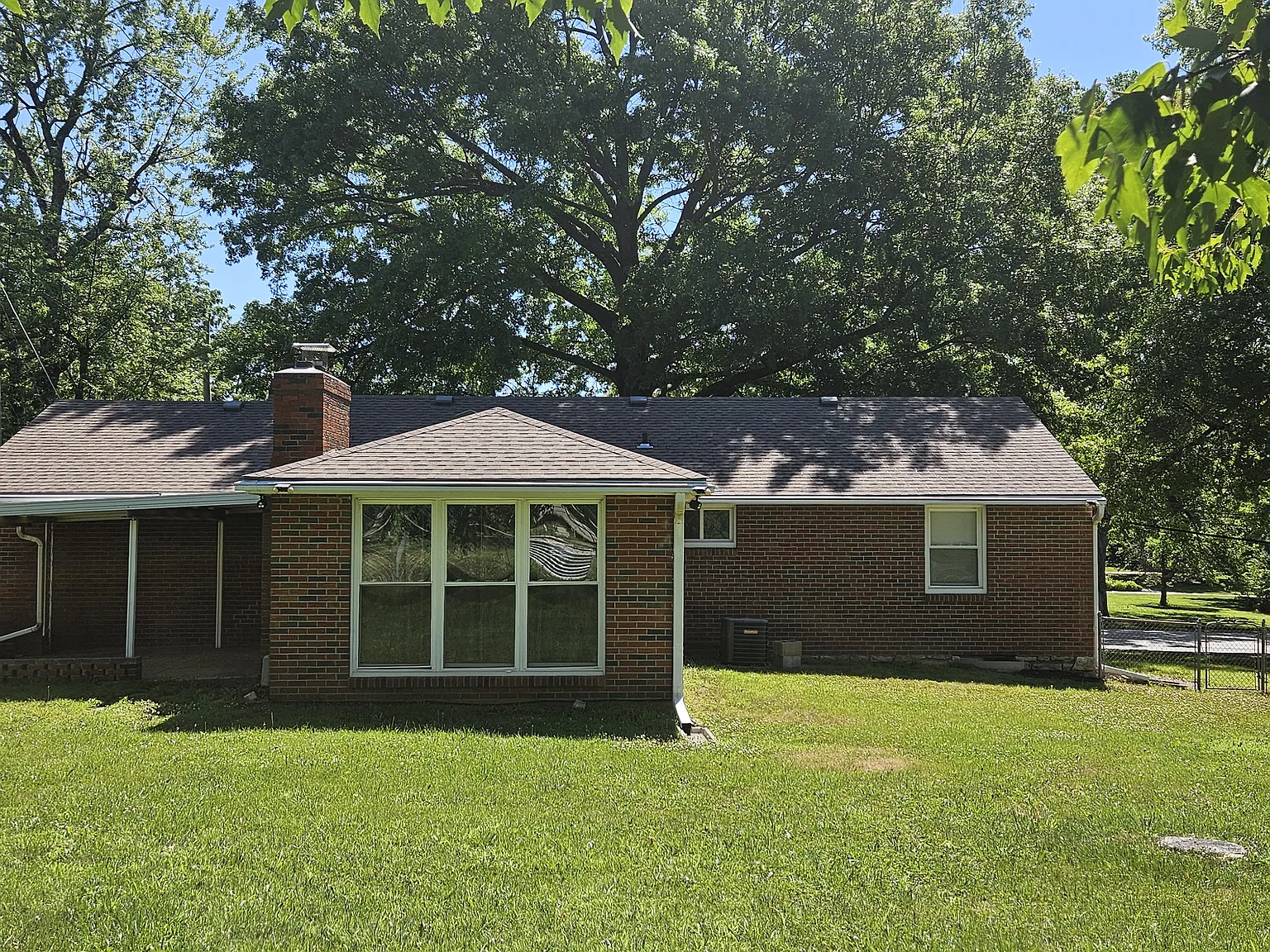 3 bed, 1.5 bath, 1410 sqft, $2,100 — Photo 3