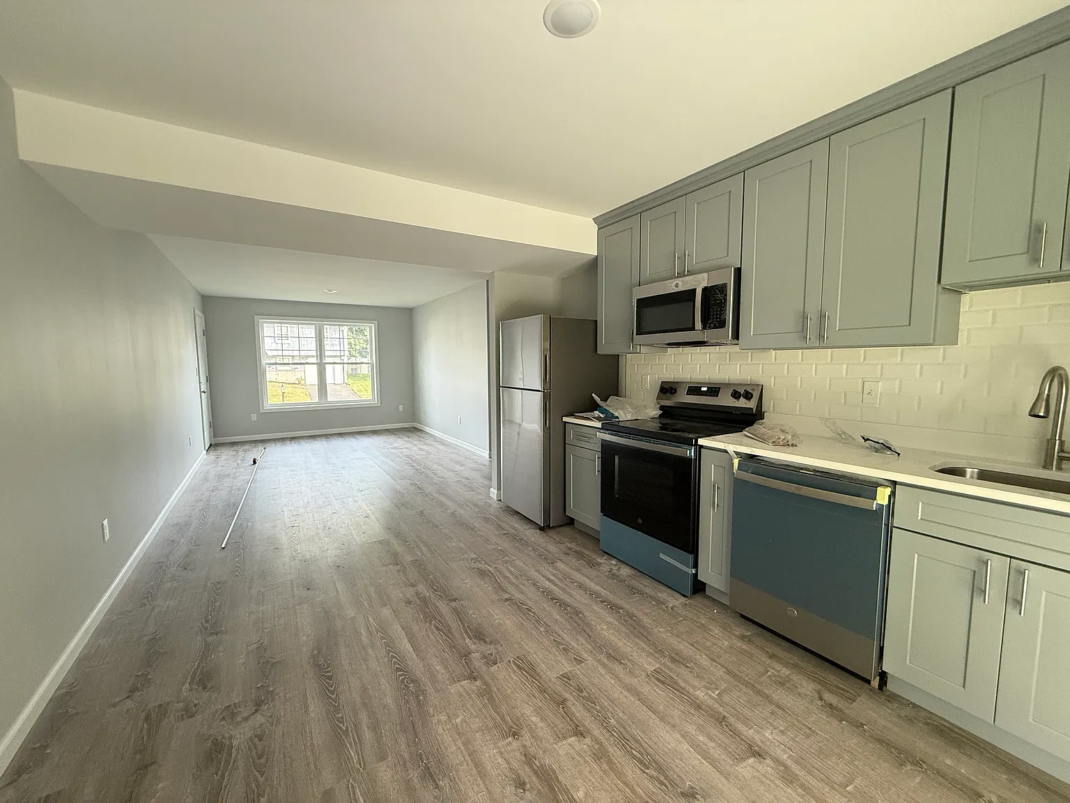 2 bed, 1050 sqft, $2,200 — Photo 2