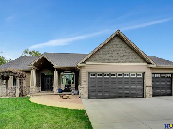 4510 Pioneer Greens Dr, Lincoln, NE 68526