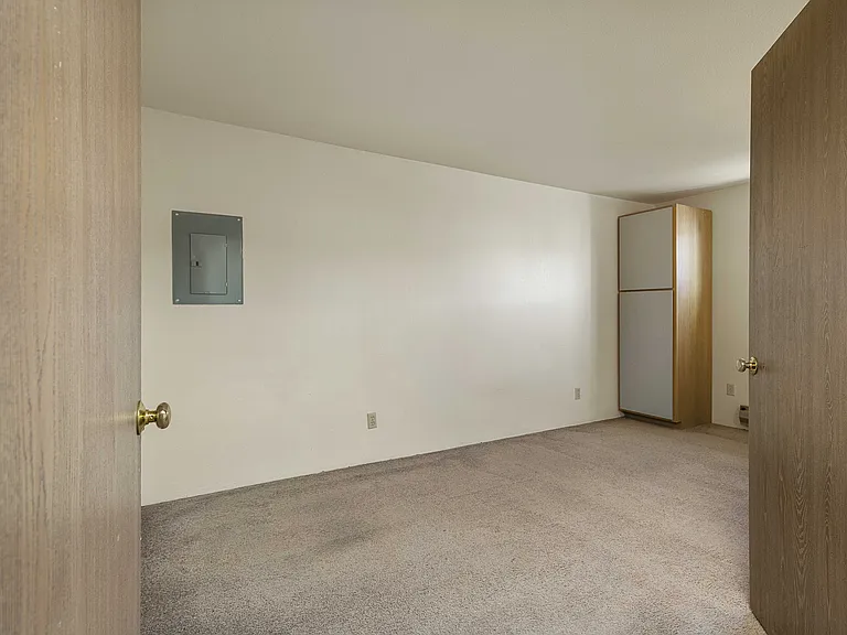 Dry Creek Apartments — Photo 27