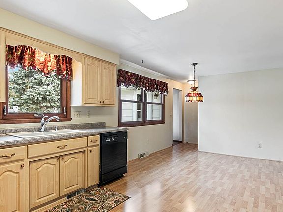 4th image of 1700 Oakview Dr