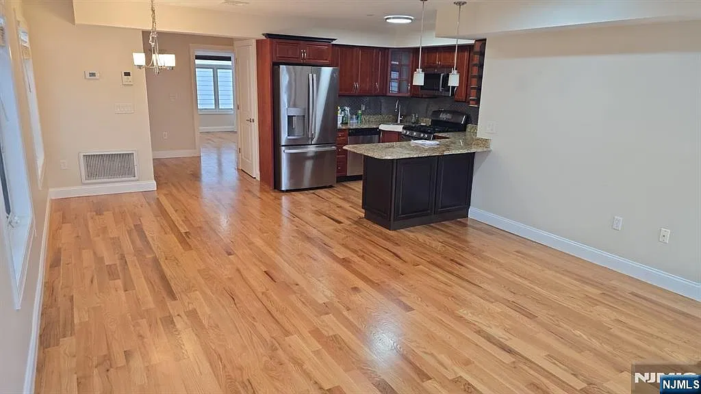 1 bed, 1.0 bath, $2,300 — Photo 3