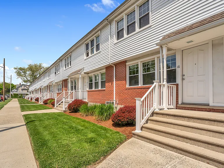 Savin Court Apartments — Photo 34