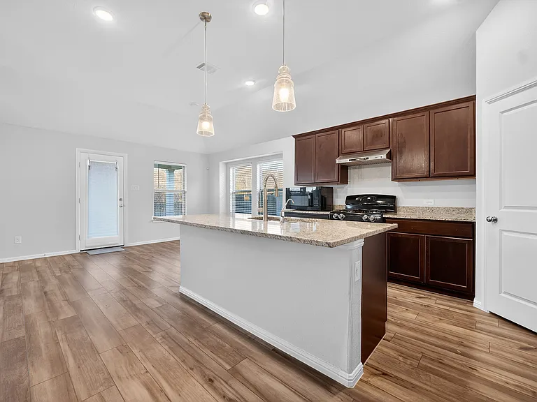 2704 Rambling Rd — Photo 7