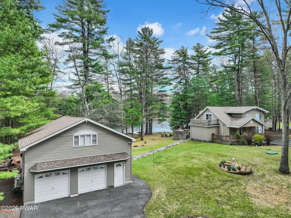 135 Hemlock Point Ct, Hawley, PA 18428