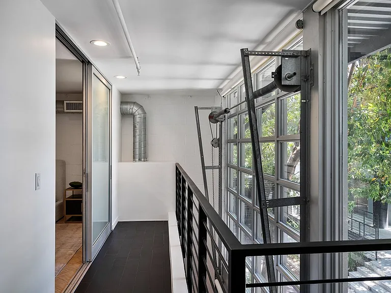 1037 N Laurel Ave #19C — Photo 34