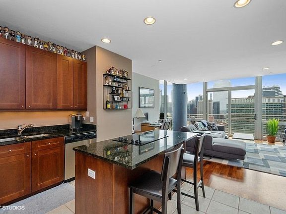 5th image of 737 W Washington Blvd APT 3506